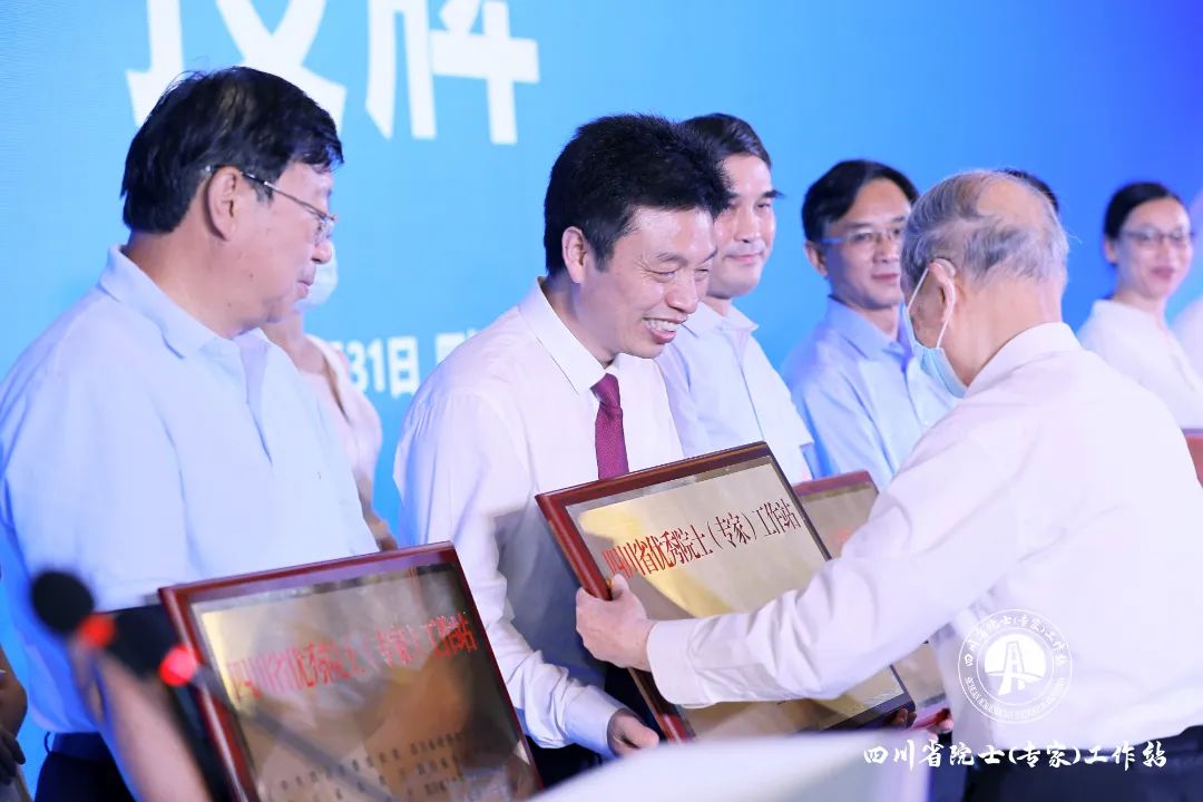 有(yǒu)分(fēn)量！鐵騎力(li)士獲評四川省優(you)秀院士（專(zhuan)傢(jia)）工(gong)作(zuò)站！